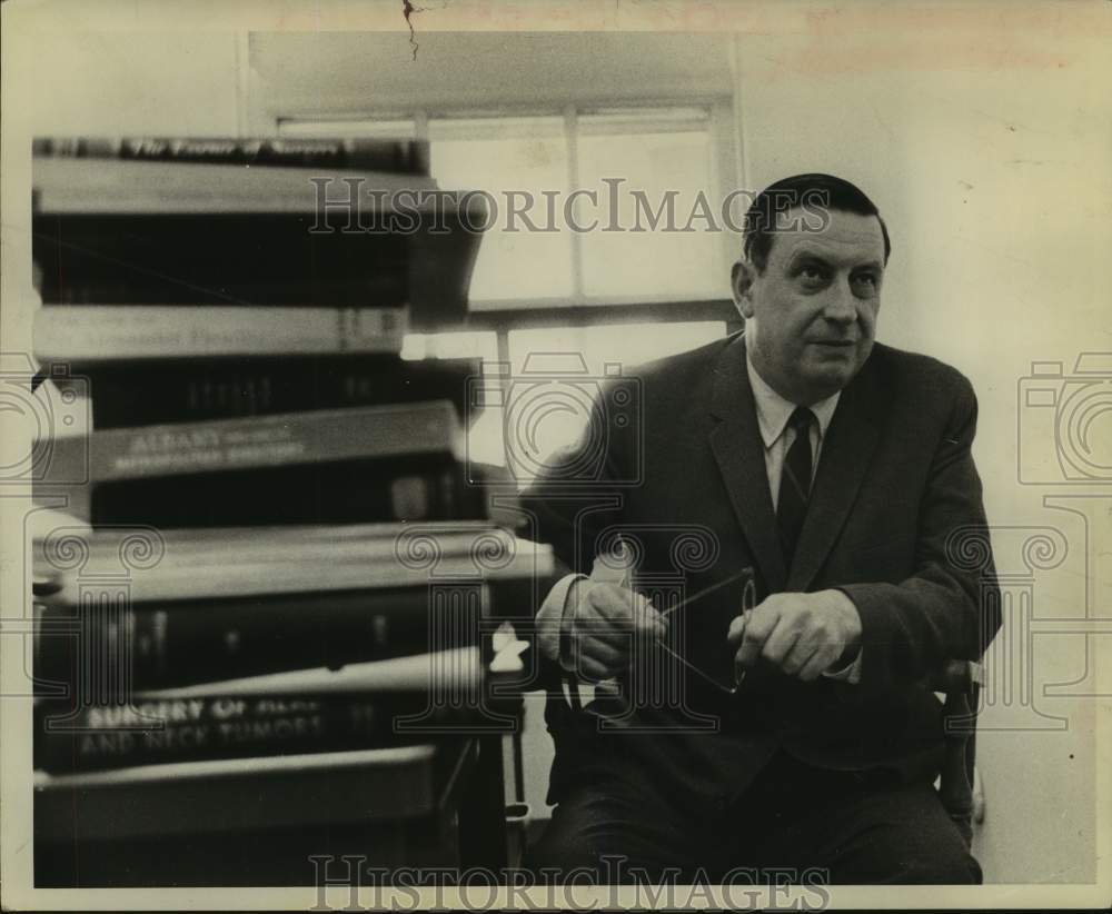 1964 Press Photo Dr. C. Stuart Welch, Albany, New York Medical College