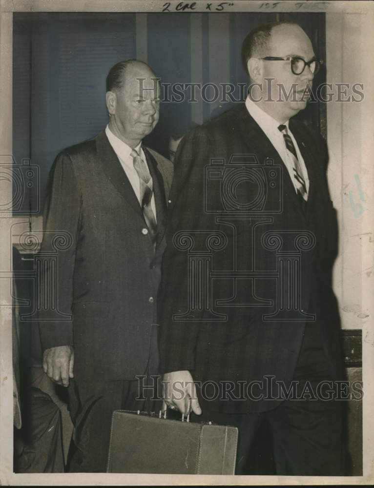 Load image into Gallery viewer, 1964 Press Photo Herbert Goldstein and J. Bradford Schuyler at Courthouse
