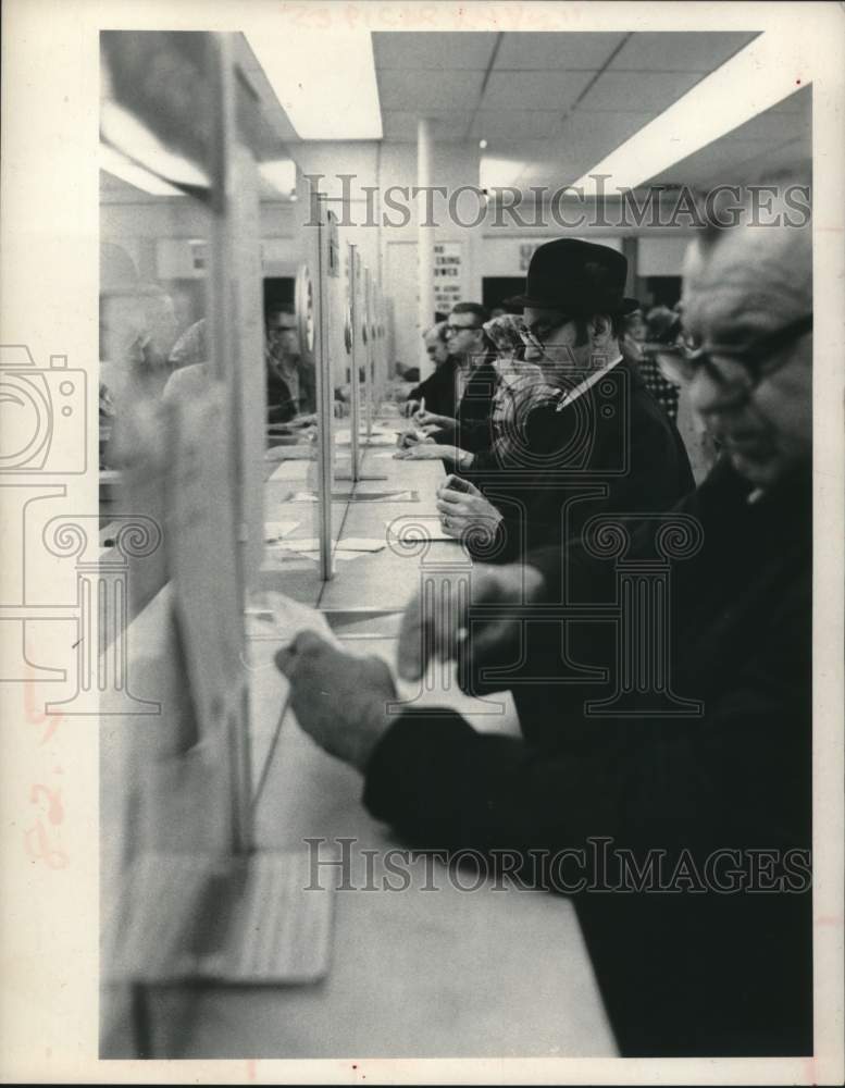 Load image into Gallery viewer, 1972 Press Photo Bettors line up at Schenectady New York Off Track Betting.
