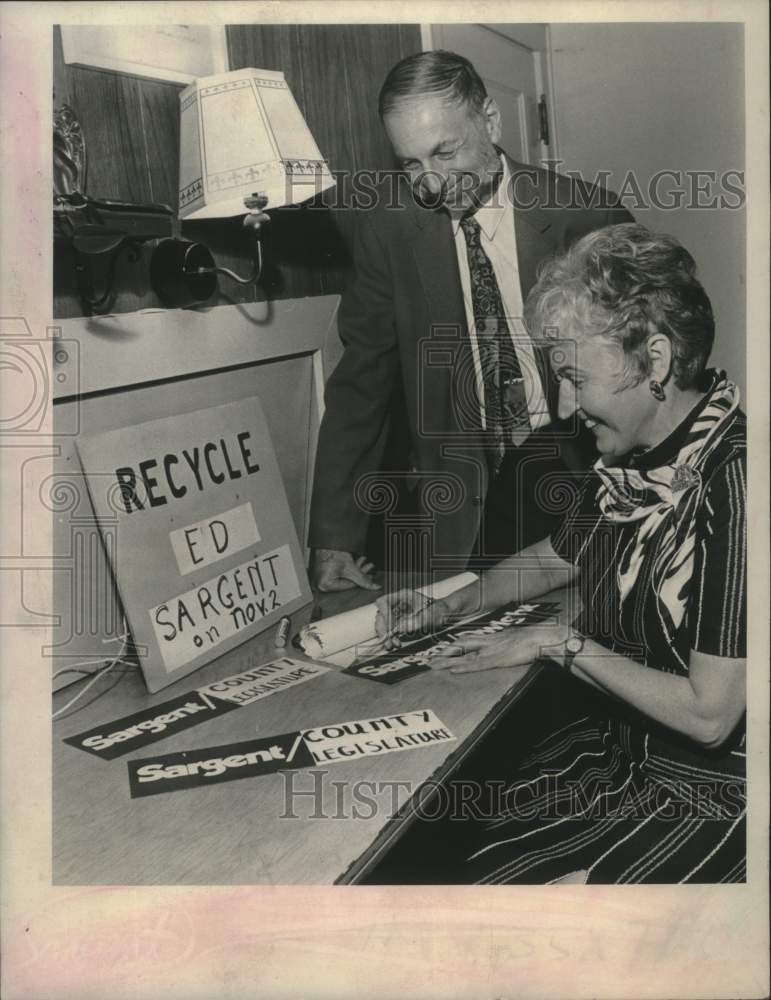 Load image into Gallery viewer, 1971 Press Photo Mr. &amp; Mrs. Edward Sargent with campaign signs in New York
