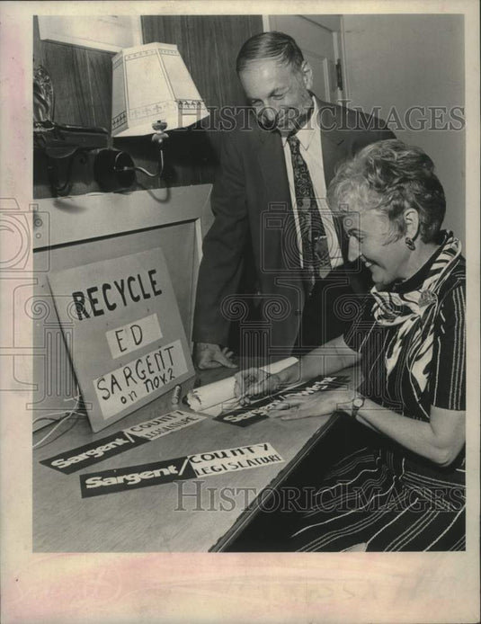 1971 Press Photo Mr. & Mrs. Edward Sargent with campaign signs in New York