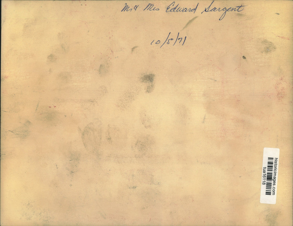 1971 Press Photo Mr. & Mrs. Edward Sargent with campaign signs in New York