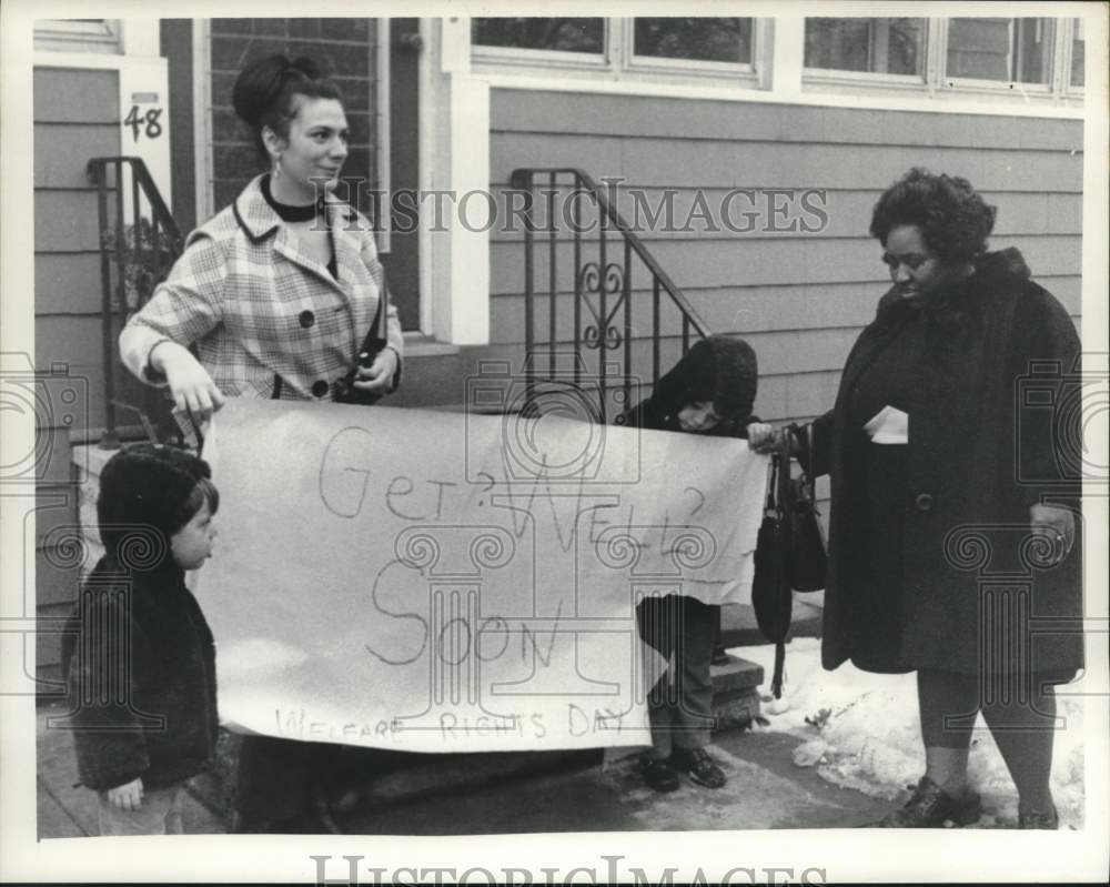 1972 Press Photo Ladies hold Welfare Rights Day sign outside New York home