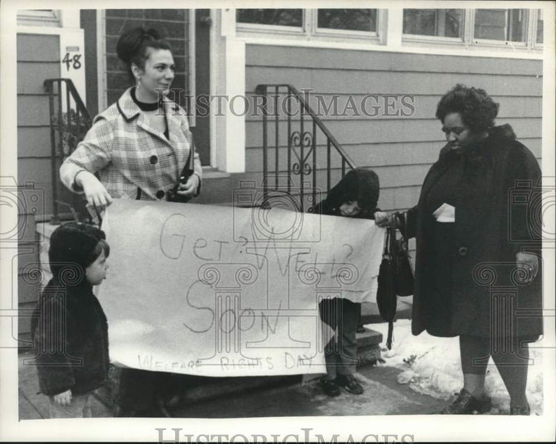 Load image into Gallery viewer, 1972 Press Photo Ladies hold Welfare Rights Day sign outside New York home
