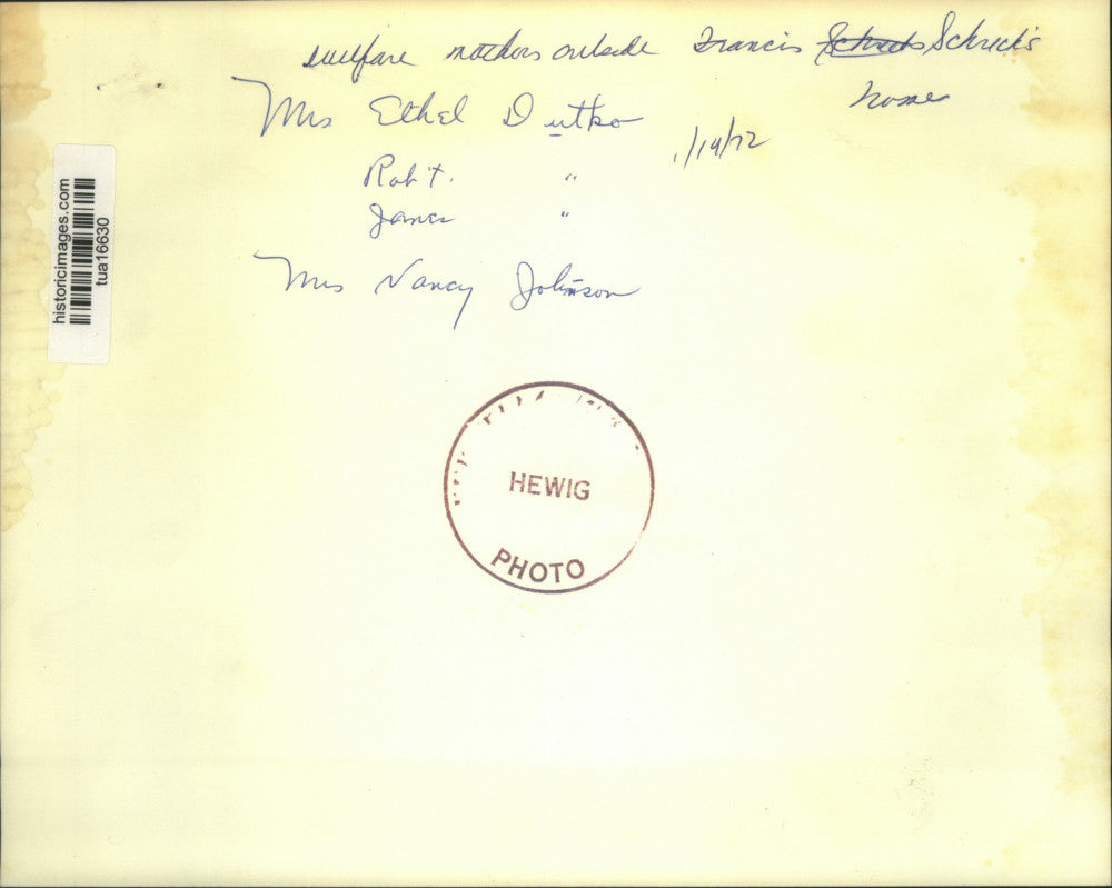 1972 Press Photo Ladies hold Welfare Rights Day sign outside New York home