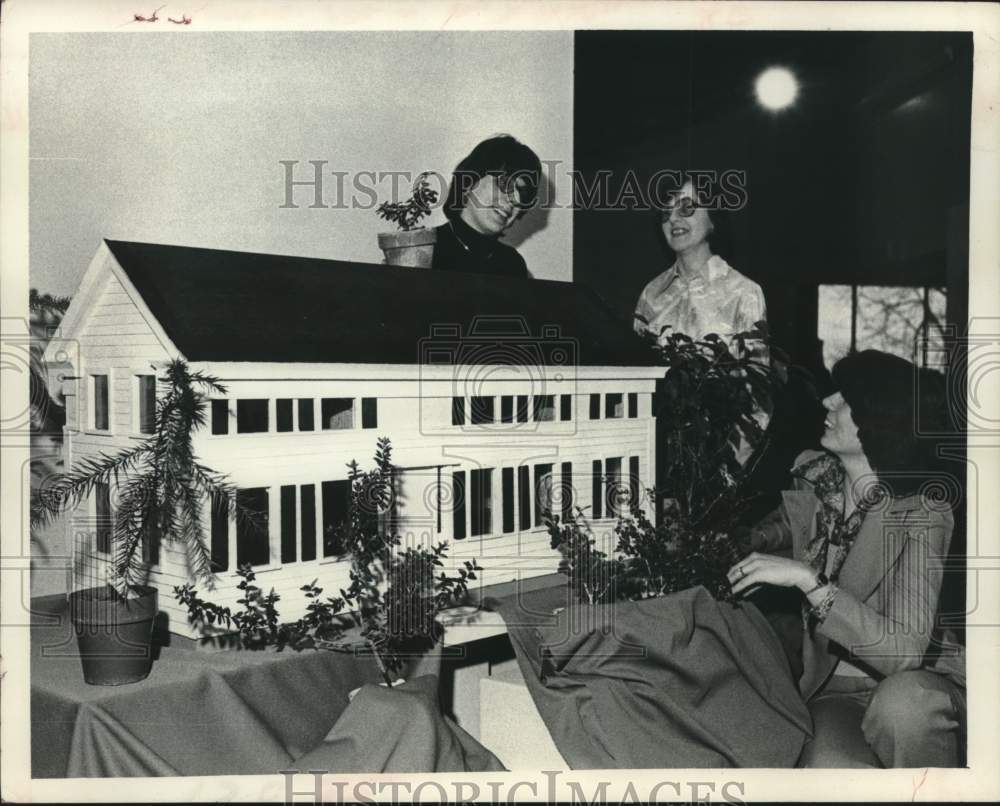 1978 Press Photo Women set up display at Schenectady Museum, NY, World of plants