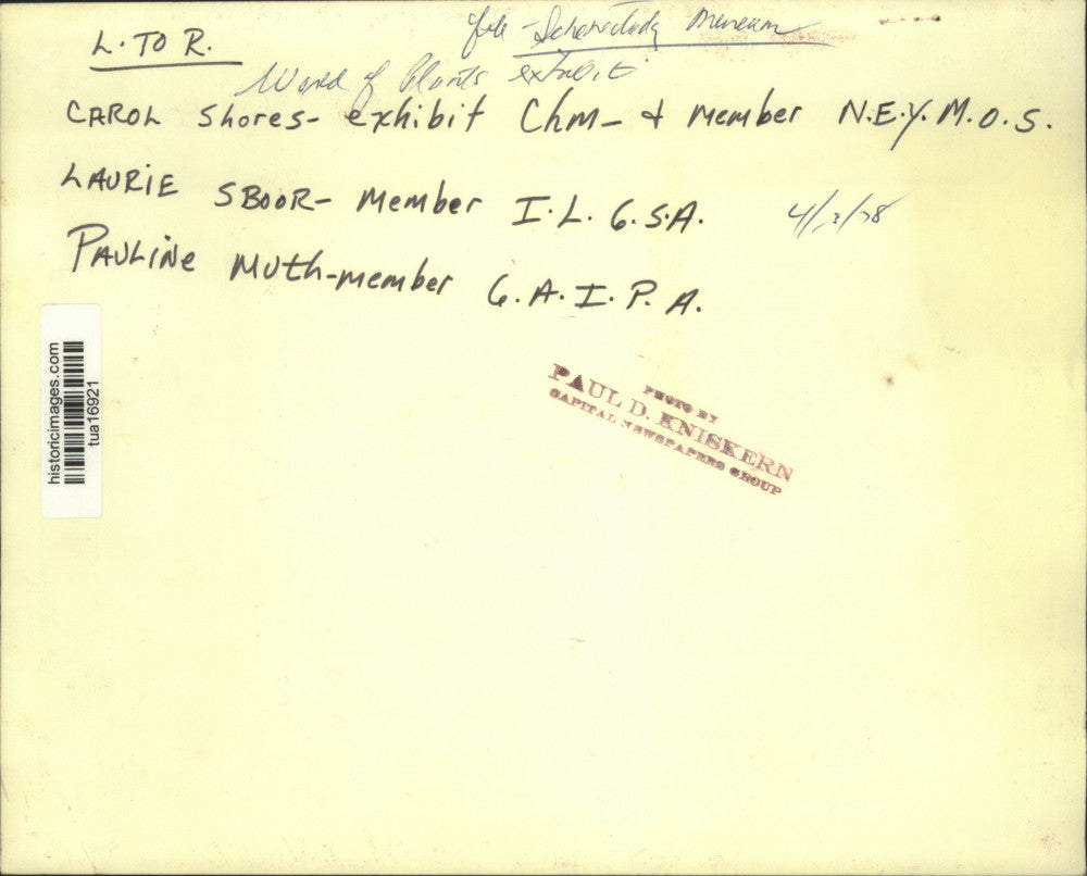 1978 Press Photo Women set up display at Schenectady Museum, NY, World of plants