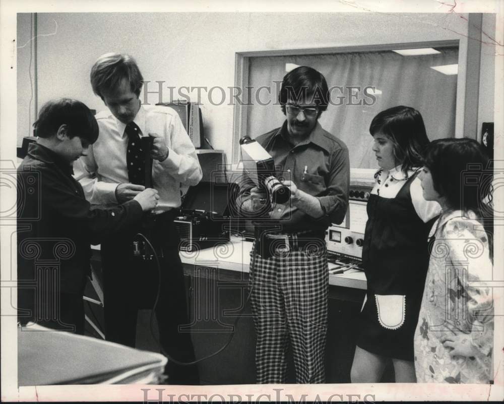 1975 Press Photo Schalmont, NY school teachers show video equipment to students