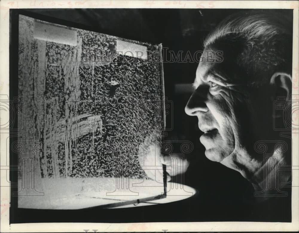 1973 Press Photo Vincent Schaefer studies window pane frost in New York