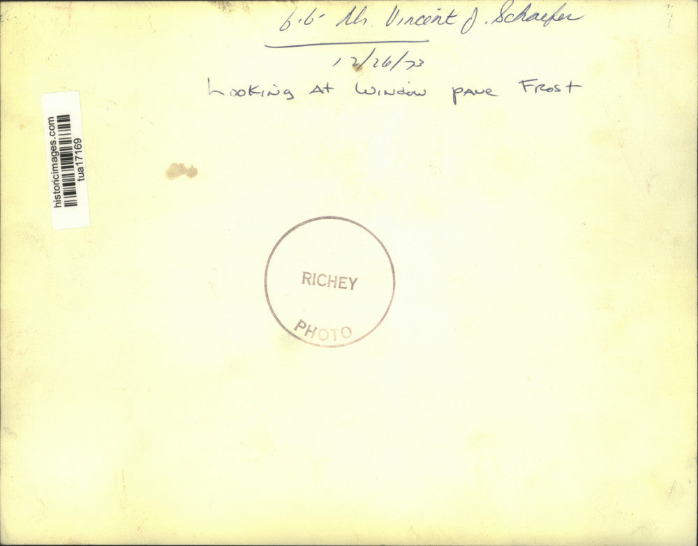 1973 Press Photo Vincent Schaefer studies window pane frost in New York