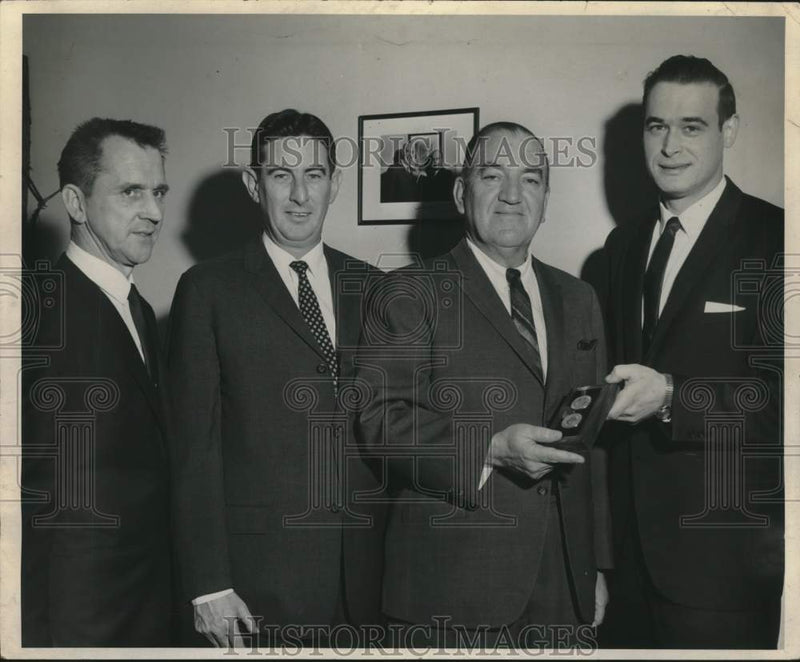 Load image into Gallery viewer, 1967 Press Photo Award presentation ceremony in New York - tua17178
