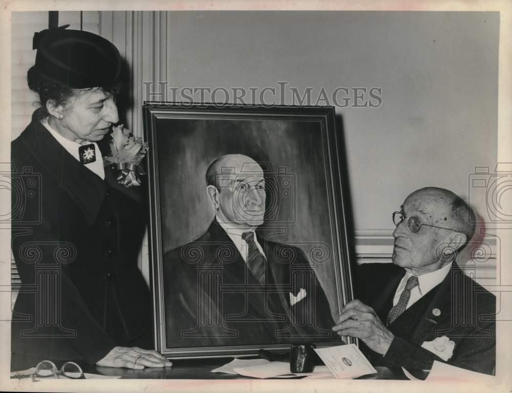 1962 Press Photo Albany, NY bank executive presented with portrait painting- Historic Images