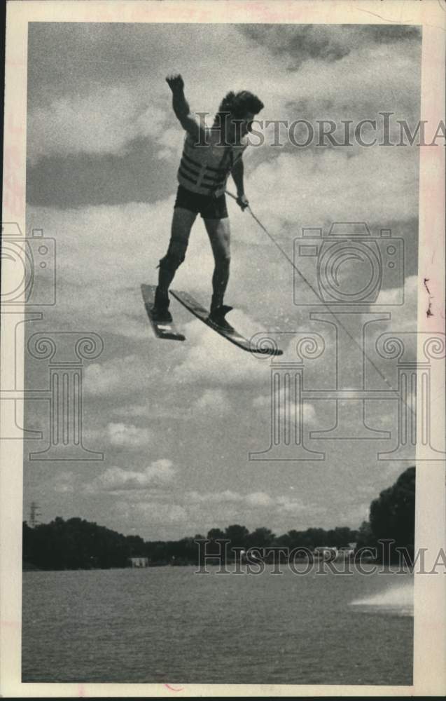 Load image into Gallery viewer, 1976 Press Photo Trick waterskiing during Scotin, NY bicentennial celebration
