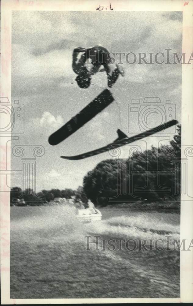 1976 Press Photo Dave Weakley loses skis during a water skiing trick in New York- Historic Images