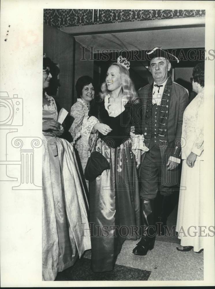 1976 Press Photo Watervliet, New York Mayor escorts Queen of Bicentennial Ball- Historic Images