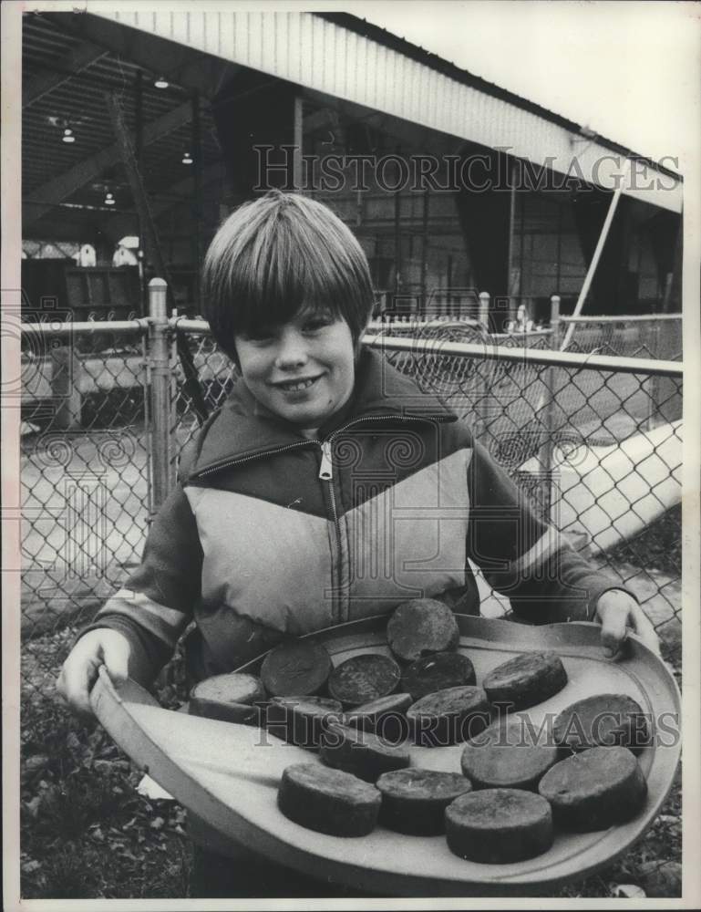 1979 Press Photo Michael Pratt holds hockey pucks found in backyard, Watervliet- Historic Images