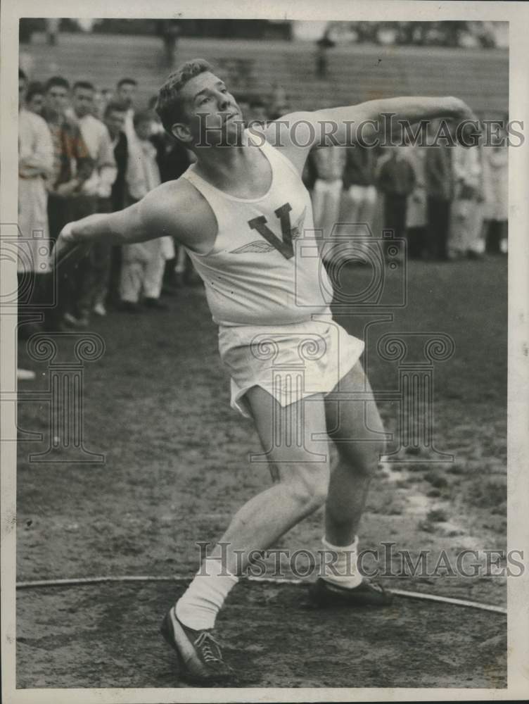 1960 Press Photo Tom Webster, Vermont, shown heaving a disc at track &amp; field- Historic Images