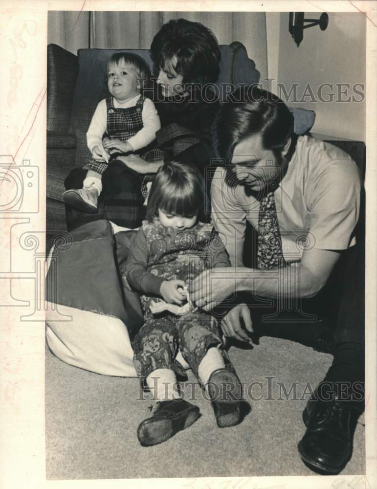 1972 Press Photo Attorney Elbert Watrous & family in their Schenectady, NY home