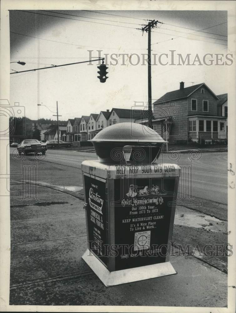 1973 Press Photo Garbage can on northeast corner of 14th St, Watervliet, NY