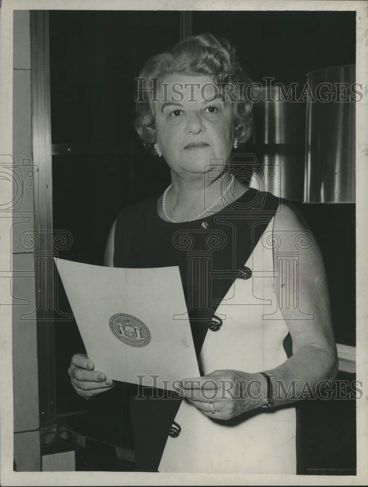 1967 Press Photo Stella Scheer holds papers "ready for the fray" - tua17606