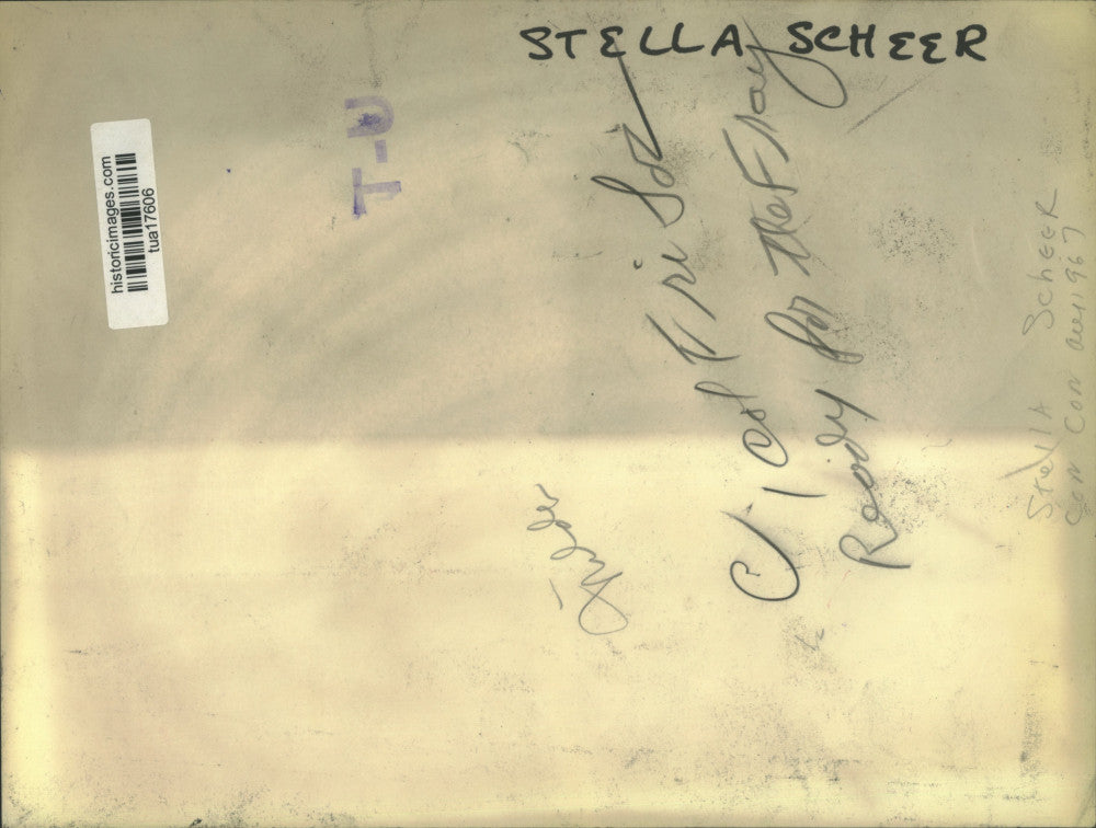 1967 Press Photo Stella Scheer holds papers "ready for the fray" - tua17606