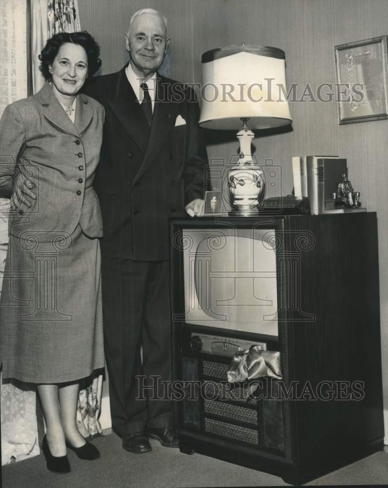 Load image into Gallery viewer, 1952 Press Photo Albany, New York couple with TV received as gift from classmate
