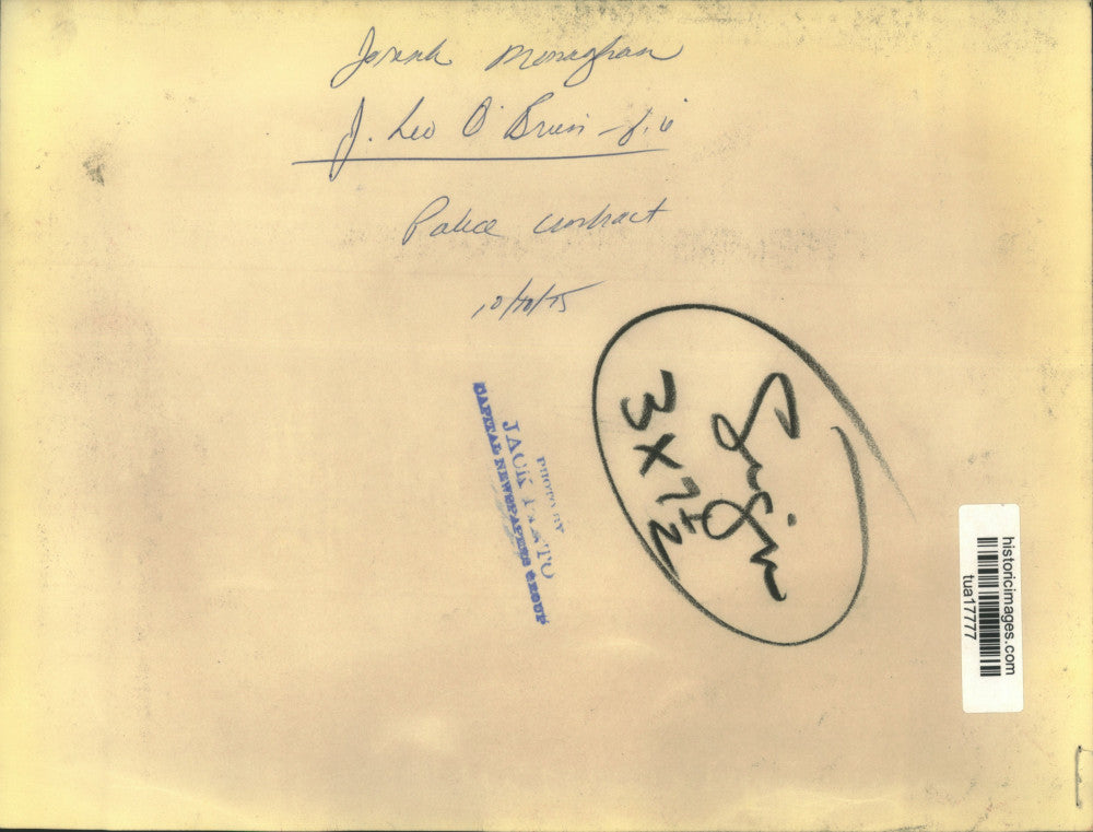 1975 Press Photo J. Leo O'Brien signs police contract as Joseph Minaghan watches