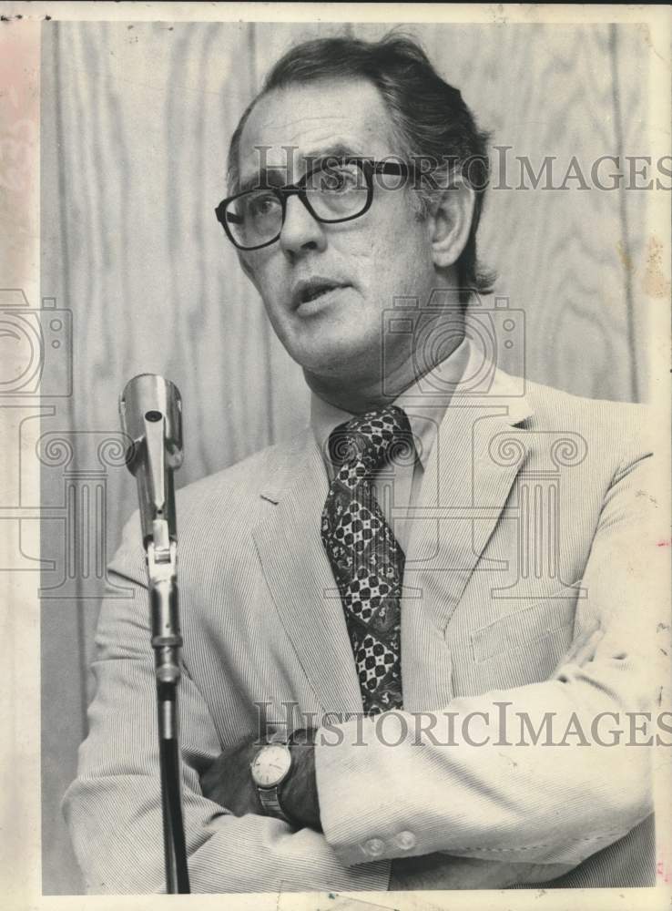 1975 Press Photo George W. O'Connor speaking in microphone - tua17908