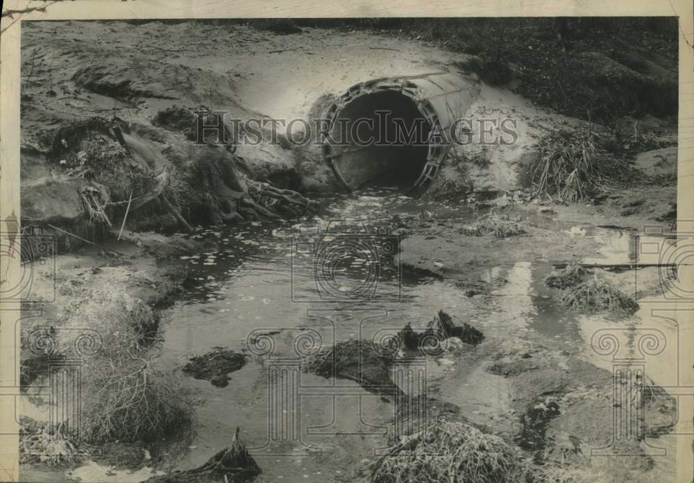 1965 Press Photo Polluted water flows from pipe in New York - tua18012