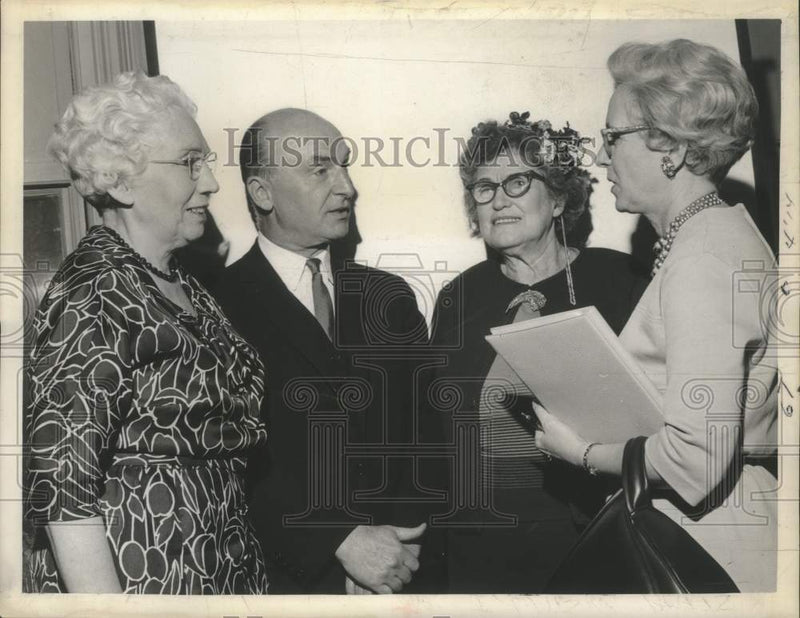 Load image into Gallery viewer, 1964 Press Photo Mrs. Betts talks with others about health program at City Club

