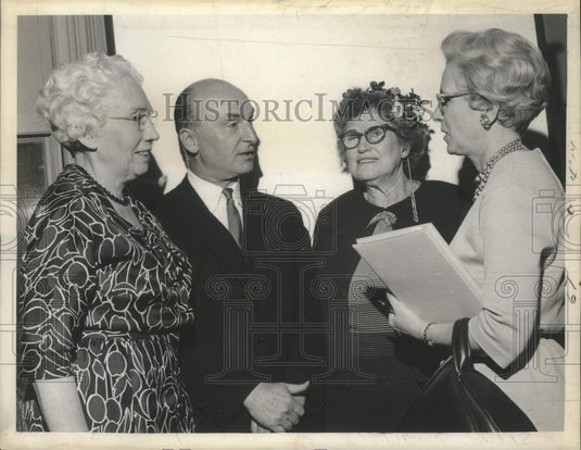 1964 Press Photo Mrs. Betts talks with others about health program at City Club