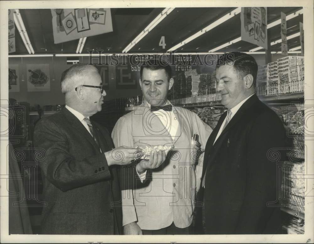 1961 Press Photo Store Mgr Victor Scalisi at the Grand Opening of Grand Union