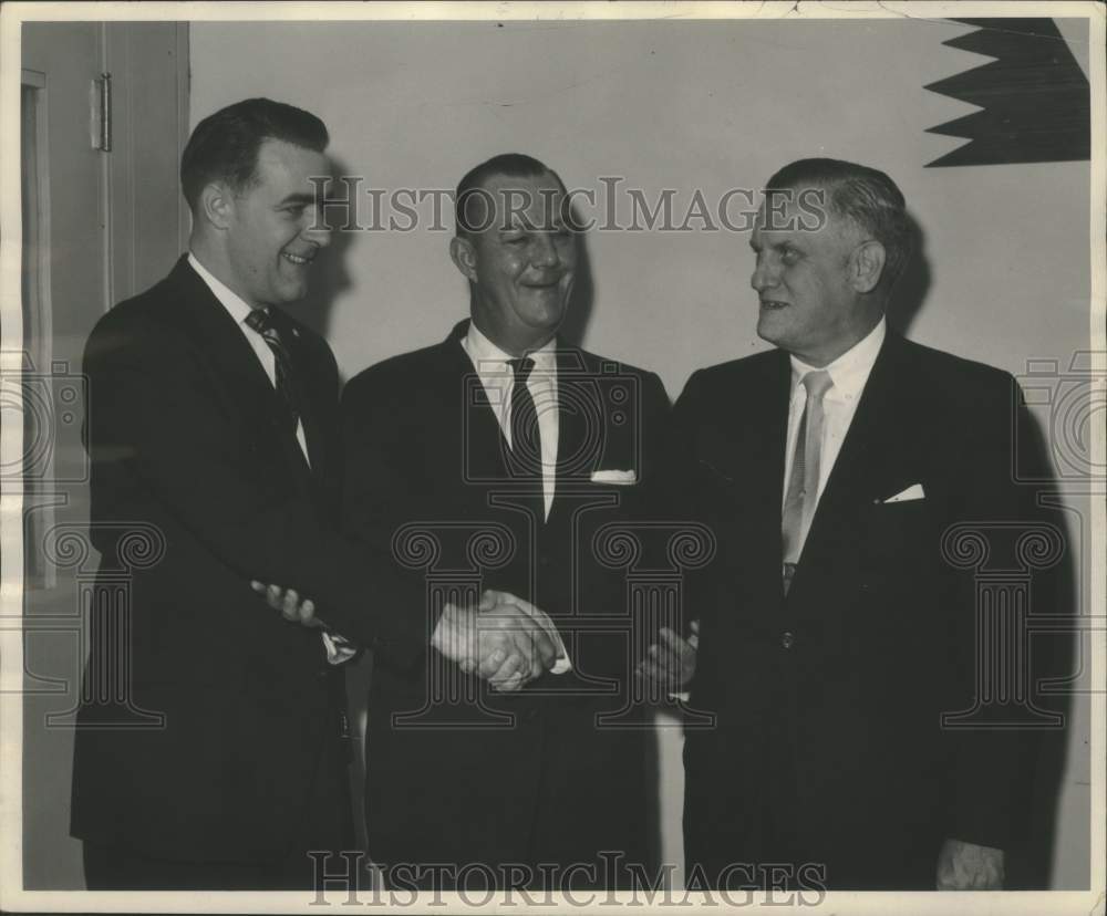 1962 Press Photo Managers for Grand Union Empire shake hands - tua18518