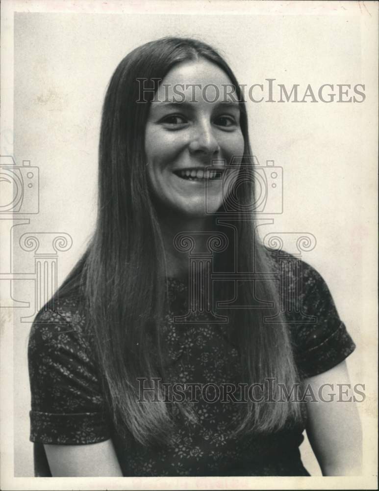 1973 Press Photo Mrs. Beverly Pasley smiles for photograph - tua18815