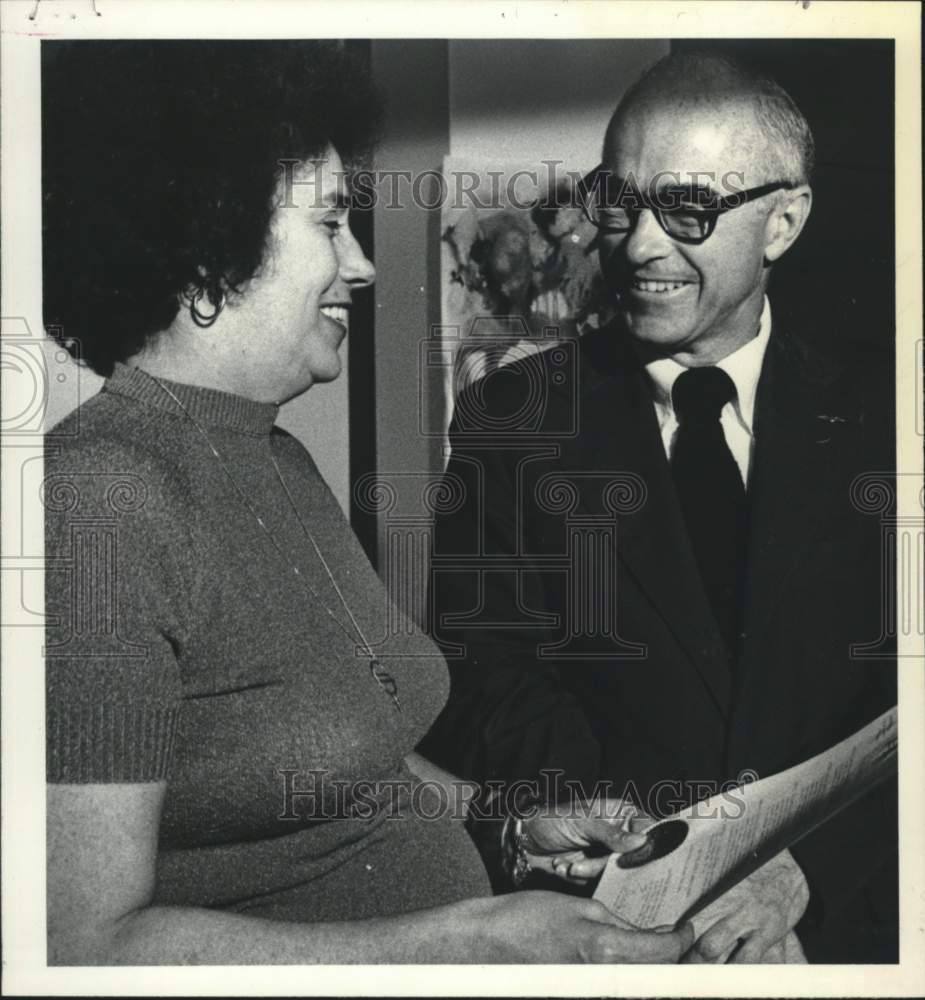 1977 Press Photo Jane Small Sanford talks with Ted Southworth, pres from C of C