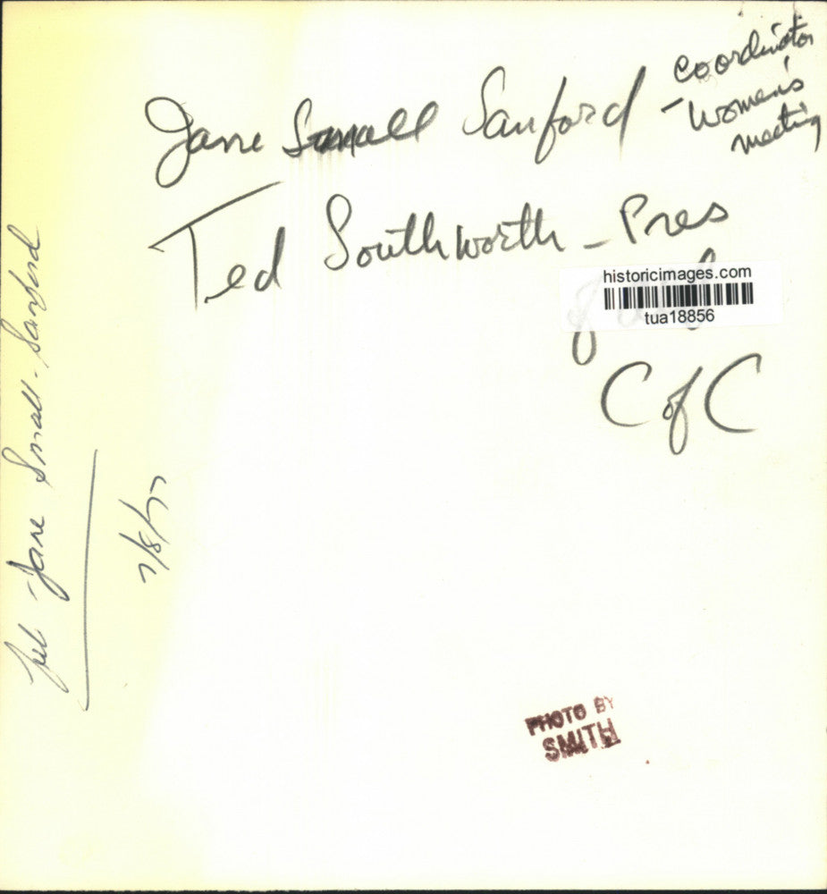 1977 Press Photo Jane Small Sanford talks with Ted Southworth, pres from C of C