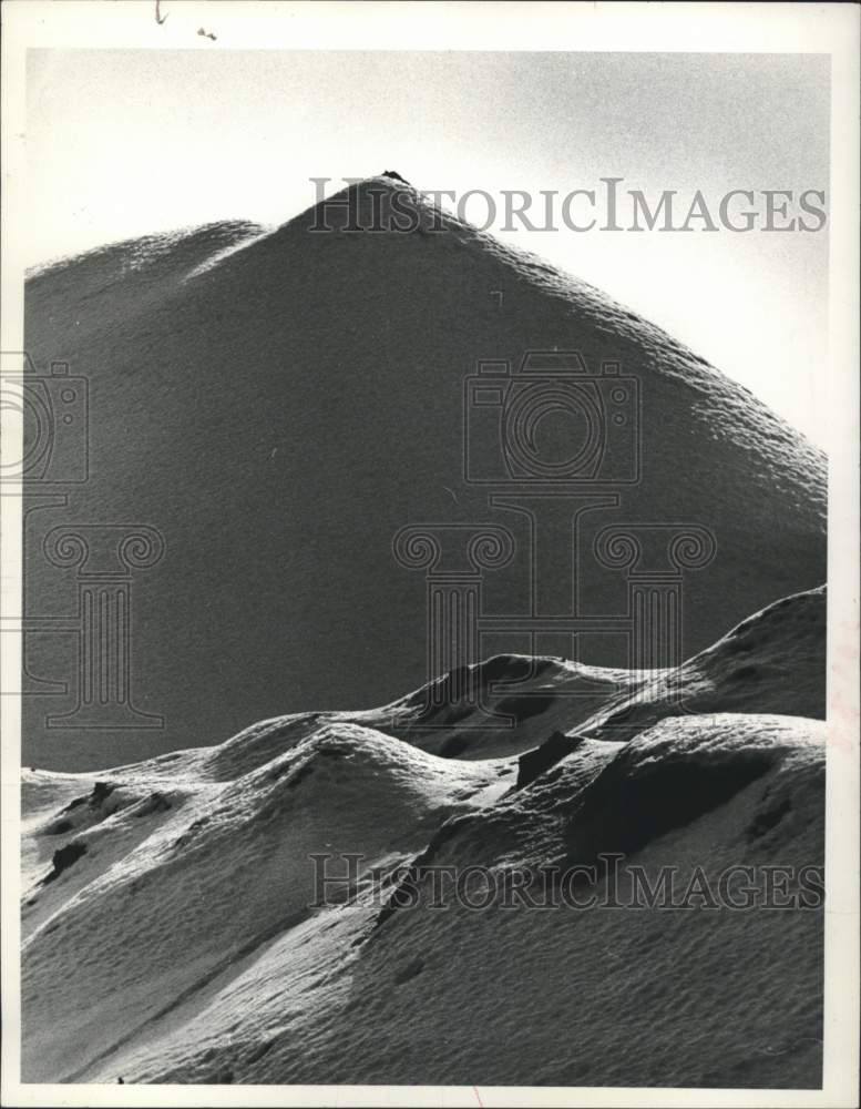 1975 Press Photo An industrial sand pile covered with ice and snow, Adirondack- Historic Images