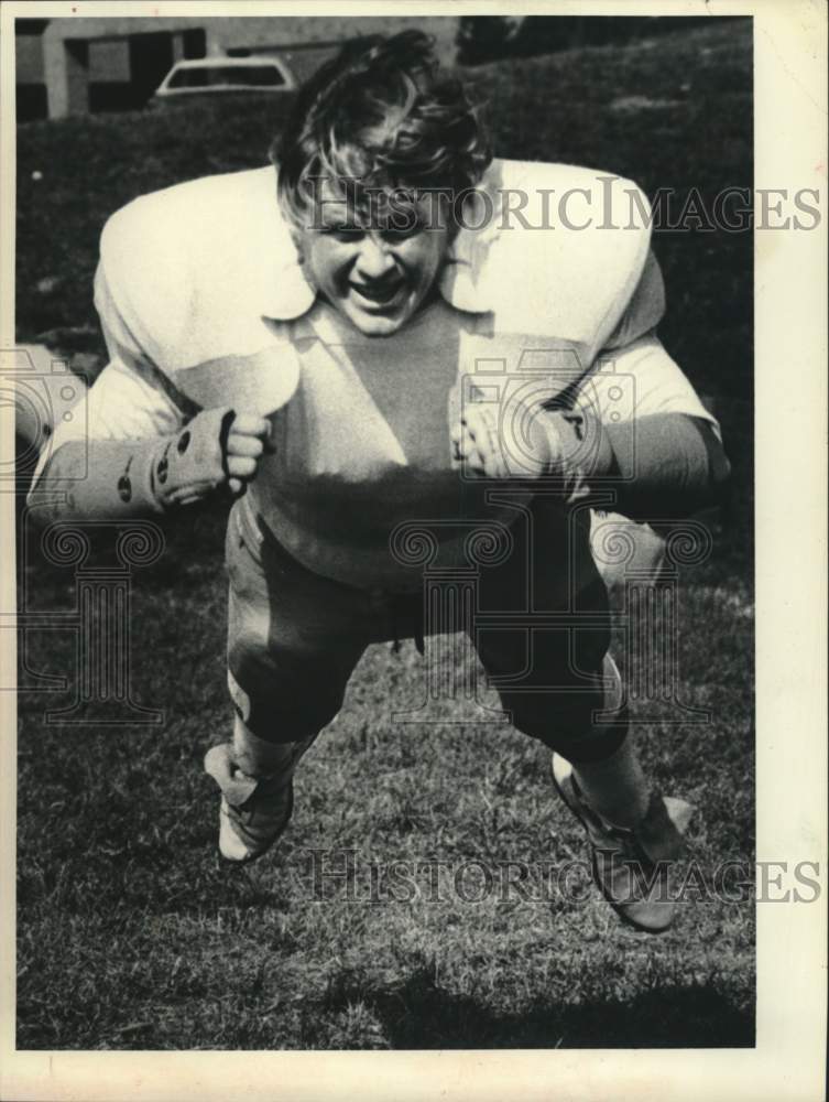 1977 Press Photo Football player Rich "Bo" Parker lunges forward in practice- Historic Images