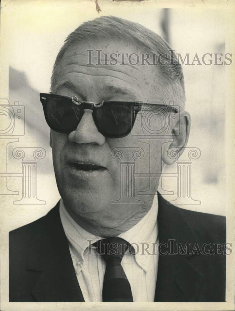 1968 Press Photo Robert "Bob" O'Hare wears sunglasses for photo - tua19014