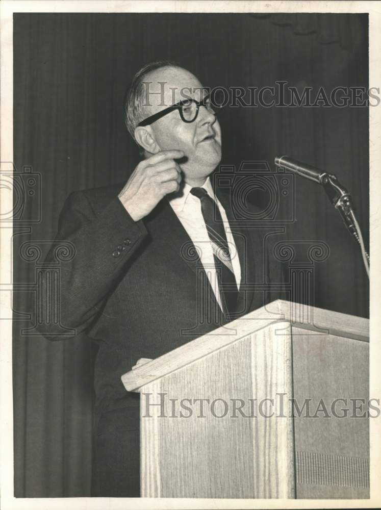 1964 Press Photo Vance Packard speaks at Hudson Valley Community College, NY