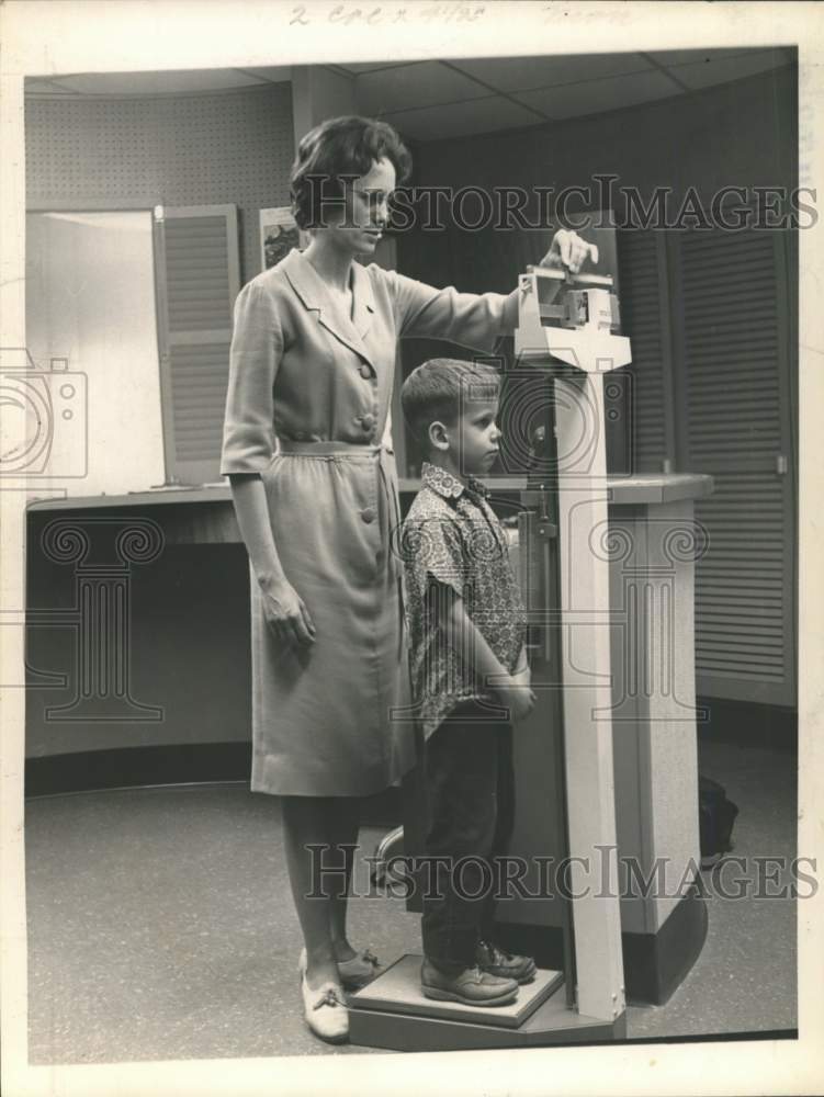 Load image into Gallery viewer, 1965 Press Photo Georgia Parmalee weighs child at New York medical center
