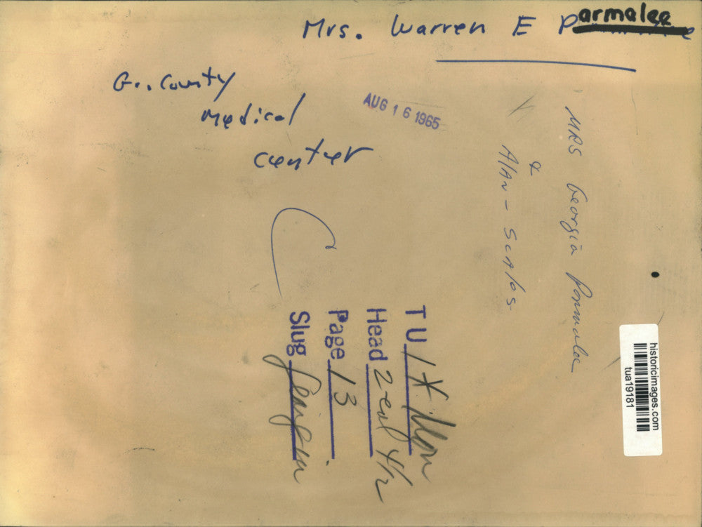 1965 Press Photo Georgia Parmalee weighs child at New York medical center