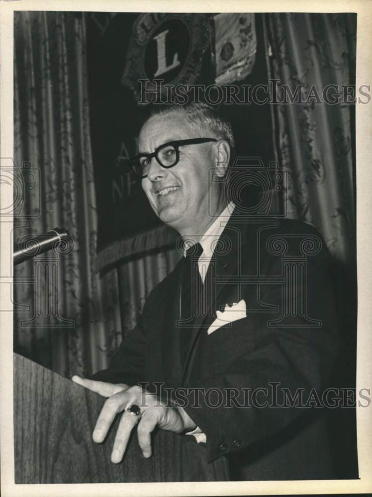 Load image into Gallery viewer, 1969 Press Photo Edgar Sandman, joint appeal chairman, speaks at podium
