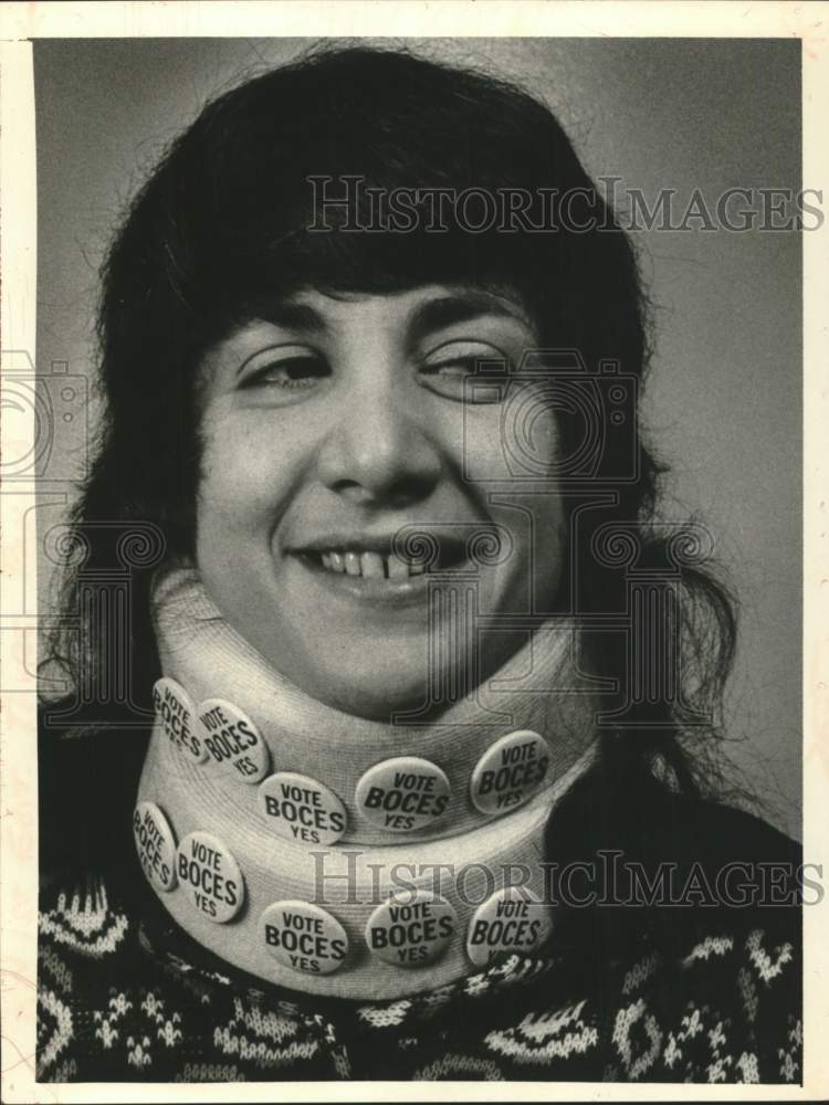 1973 Press Photo Norma Santa wears neck brace with 'vote Boces yes' buttons