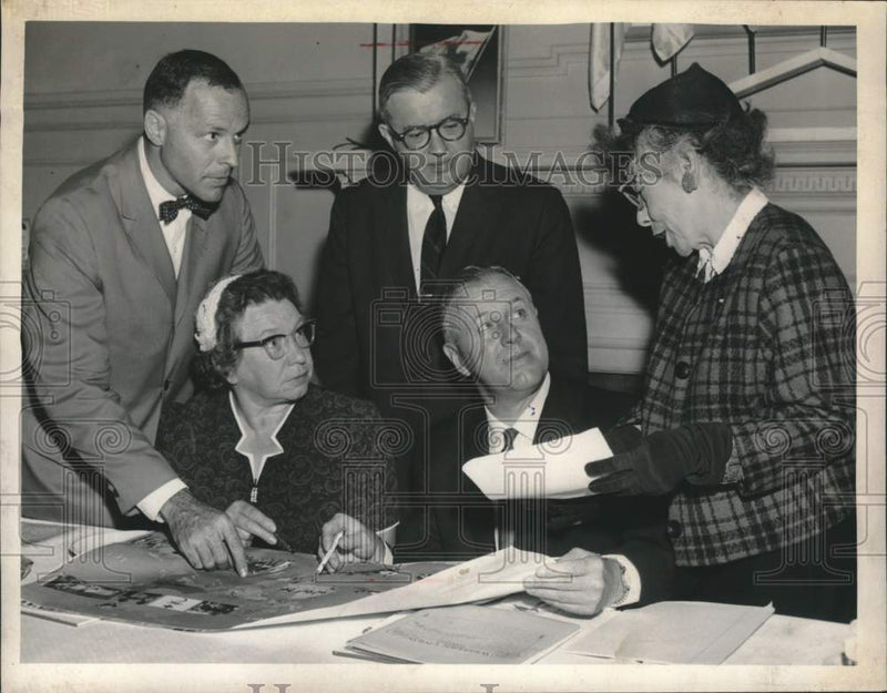 Load image into Gallery viewer, 1960 Press Photo Red Cross disaster relief committee meets in Albany, New York
