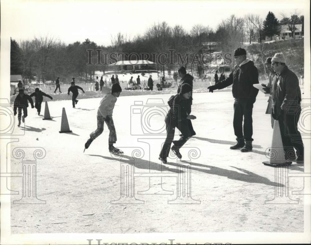 Press Photo Children compete in ice skating races in Sand Lake, New York- Historic Images