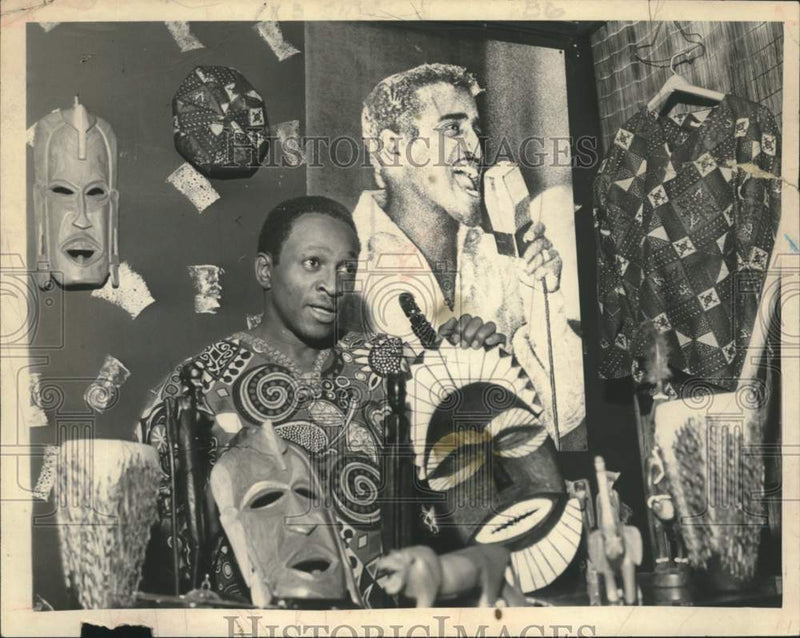 Load image into Gallery viewer, 1968 Press Photo James Parker stands in African Boutique room - tua19727
