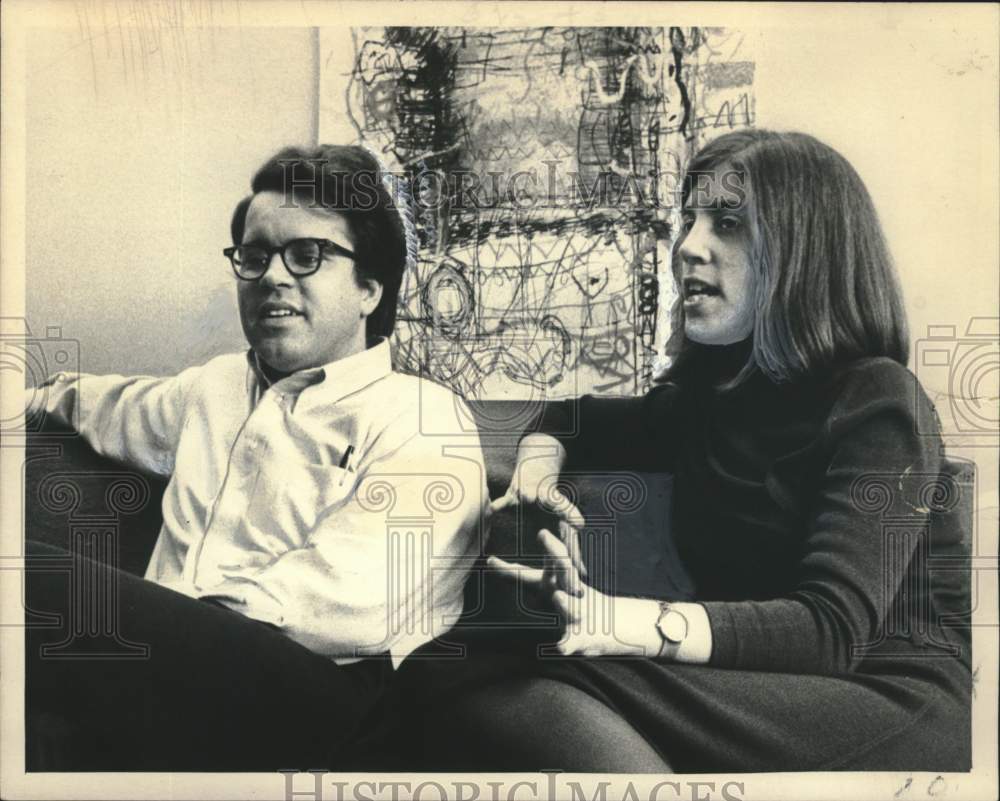 1973 Press Photo Thomas and Gail Parker sit on couch for photo - tua19731