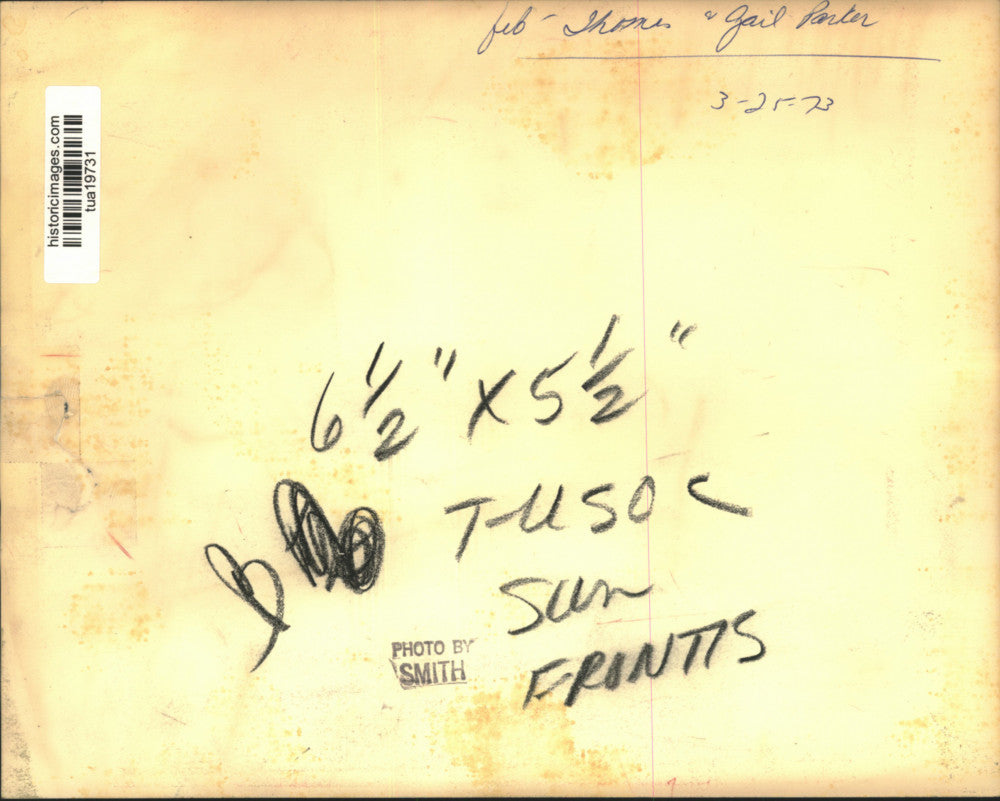 1973 Press Photo Thomas and Gail Parker sit on couch for photo - tua19731