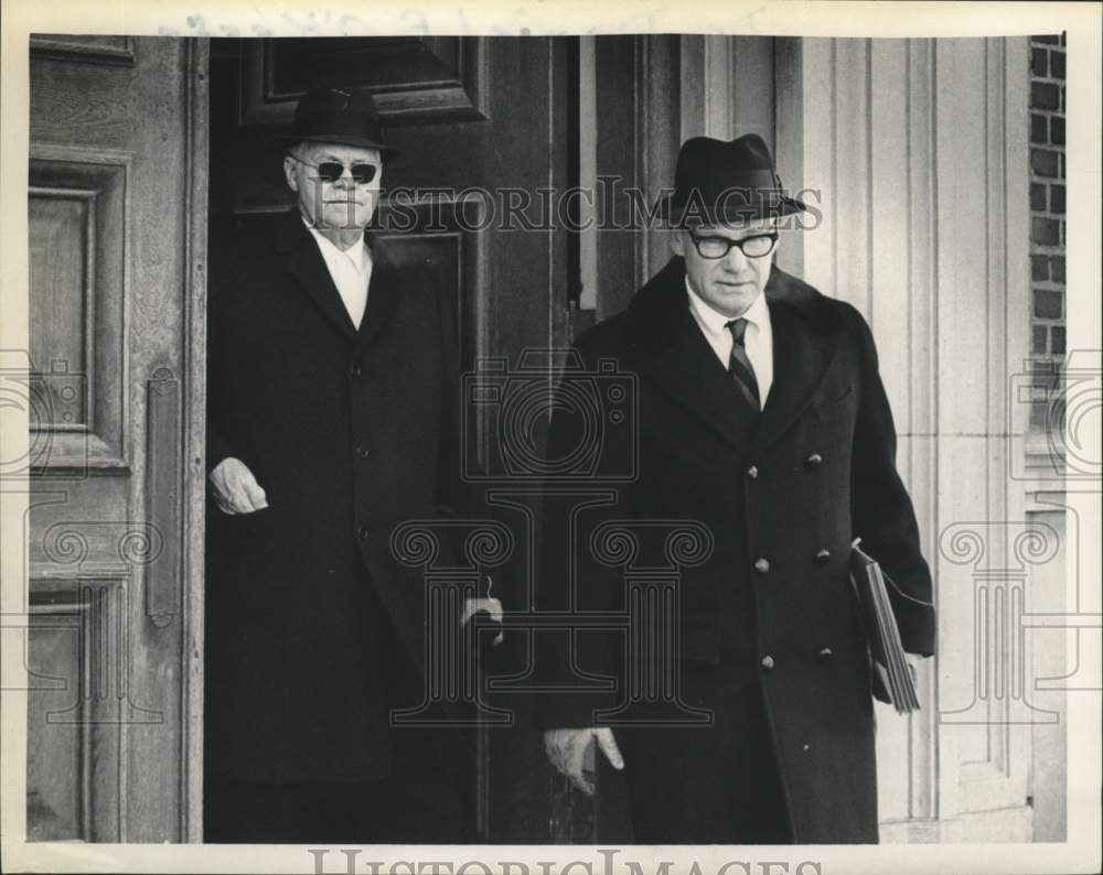 1968 Press Photo Dr Daniel F O'Keefe with his attorney leaving building